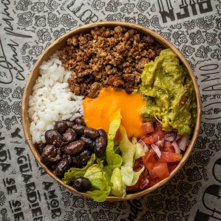Nude Dolores: carne sazonada, cheddar, guacamole, frijoles, arroz, lechuga y pico de gallo