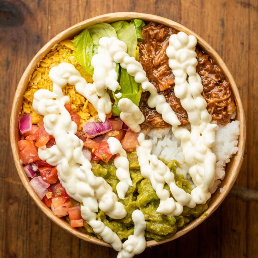 Nude Juárez: pulled pork, guacamole, pico de gallo, totopos, lechuga y arroz con crema agria