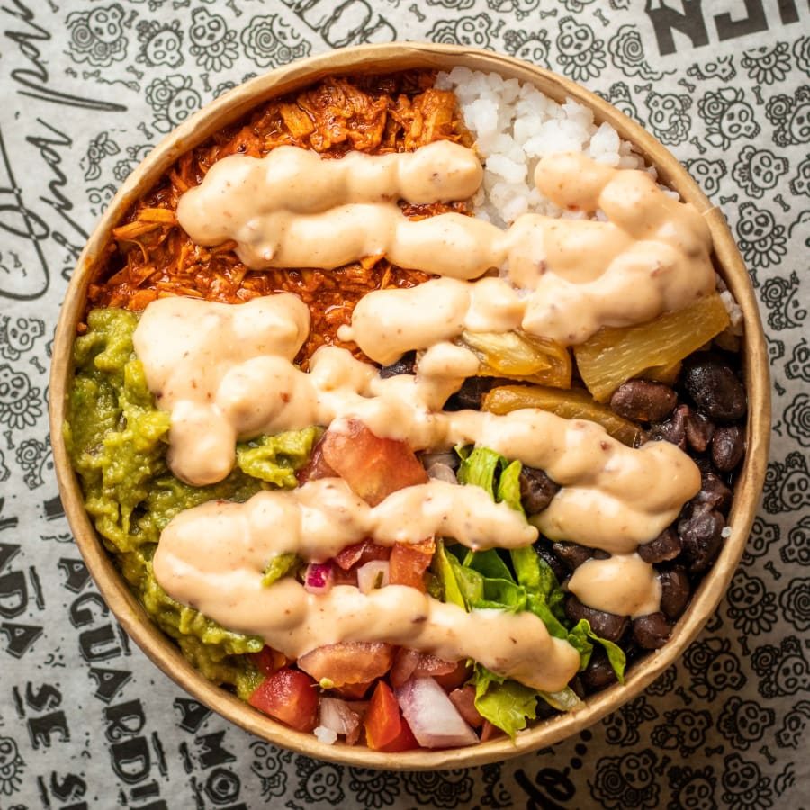 Nude Lady Cochinita: cochinita pibil, chipotle, piña, guacamole, frijoles, arroz, lechuga y pico de gallo